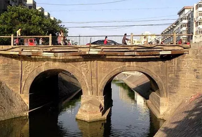 在漫長的歲月變遷裡連同通濟渠一起惠濟橋早已成為歷史歷經千年風雨