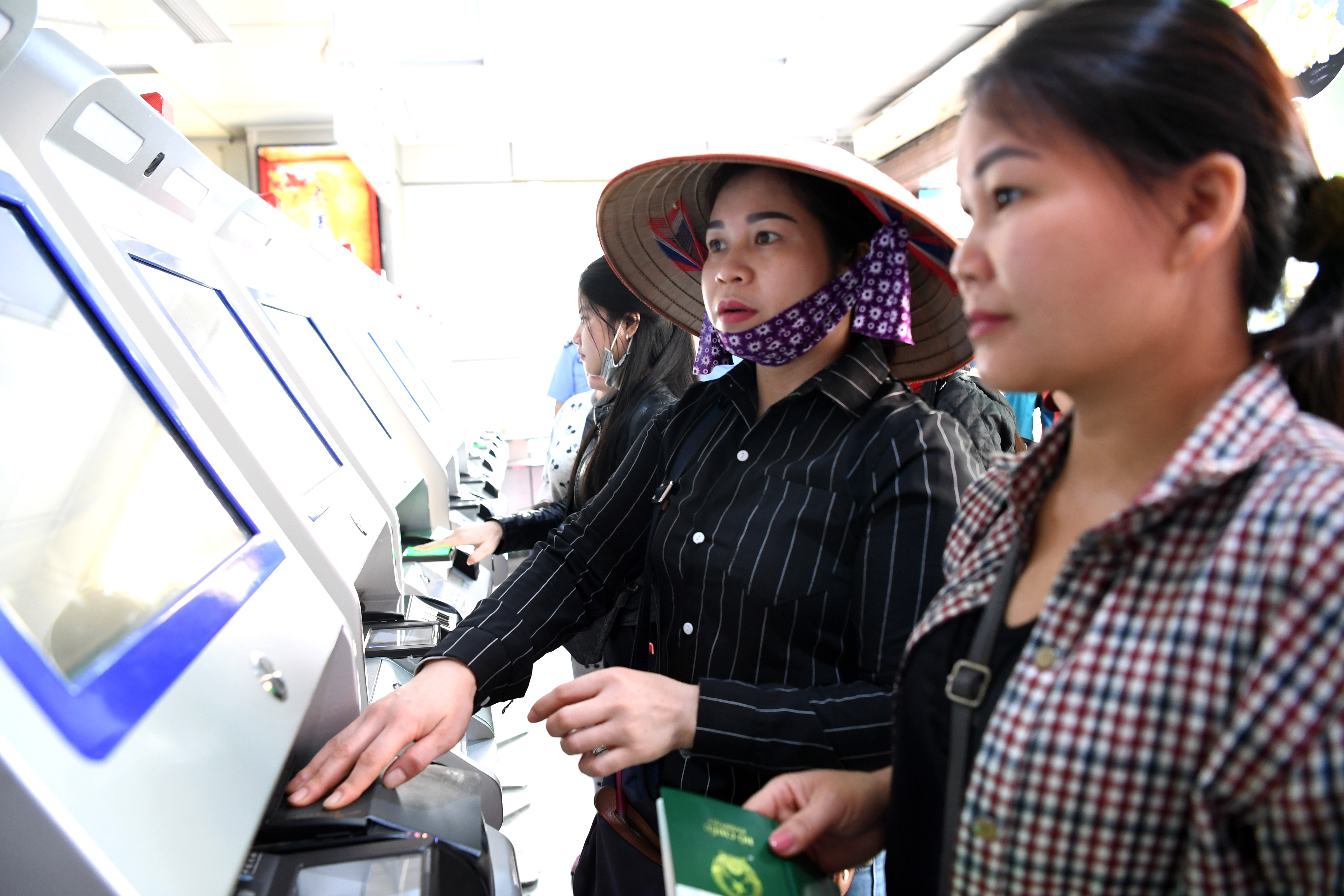 4月12日,越南边民在广西东兴口岸自助录入指纹.