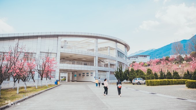 大理大学校园全景图片