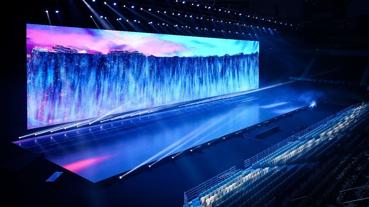 舞台采用全球规模最大的悬浮天地屏,其中地屏规格58m*17m,悬浮屏规格