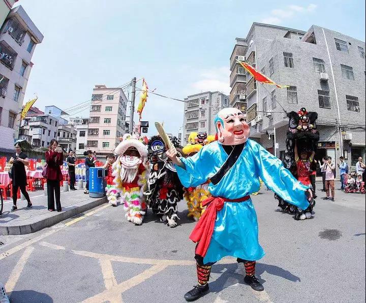 巡遊正式開始廟會開始後,身穿節日盛裝的人們,將北帝公像從廟中請出