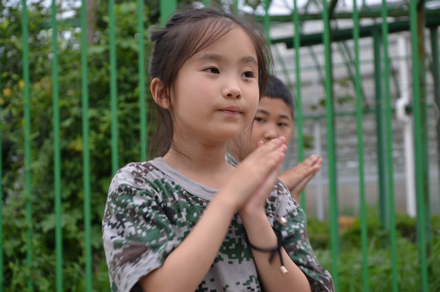 双手合拢好像在祷告着什么,小模样真漂亮啊 夏令营营地里的可爱女孩