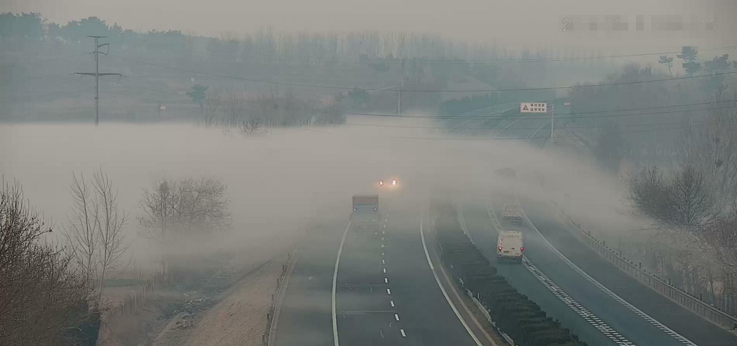 团雾突现同三高速公路上方 司机朋友雾必注意