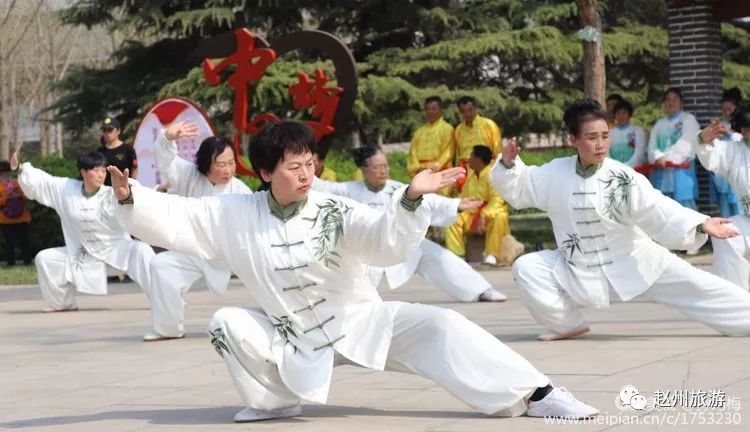 兩名少林武僧化緣至何莊村,把少林武功中的大洪拳,小洪拳傳授東西兩家