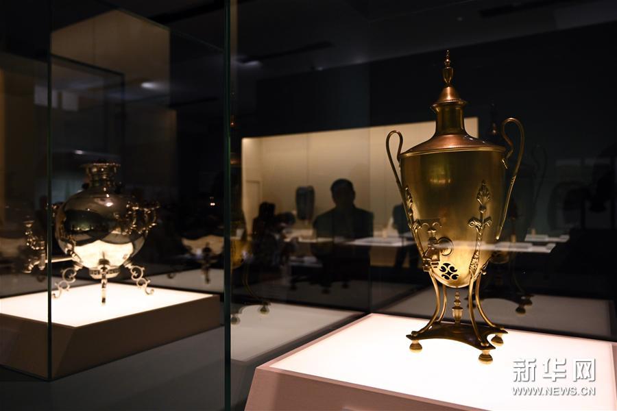 4月11日,观众参观俄罗斯国家历史博物馆藏的古董花瓶形状的茶壶(右)