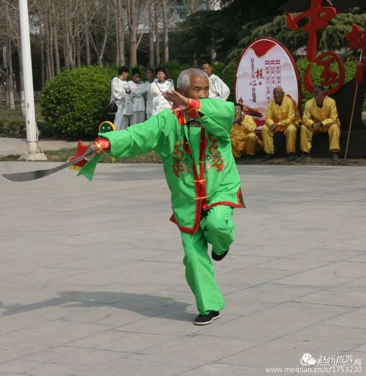 兩名少林武僧化緣至何莊村,把少林武功中的大洪拳,小洪拳傳授東西兩家