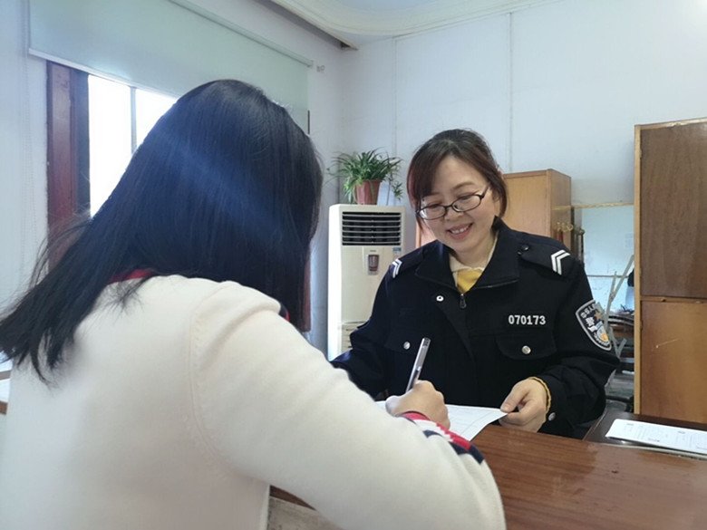 岳陽岳陽樓派出所戶籍室輔警夏智娟真誠服務獲群眾頻頻點贊