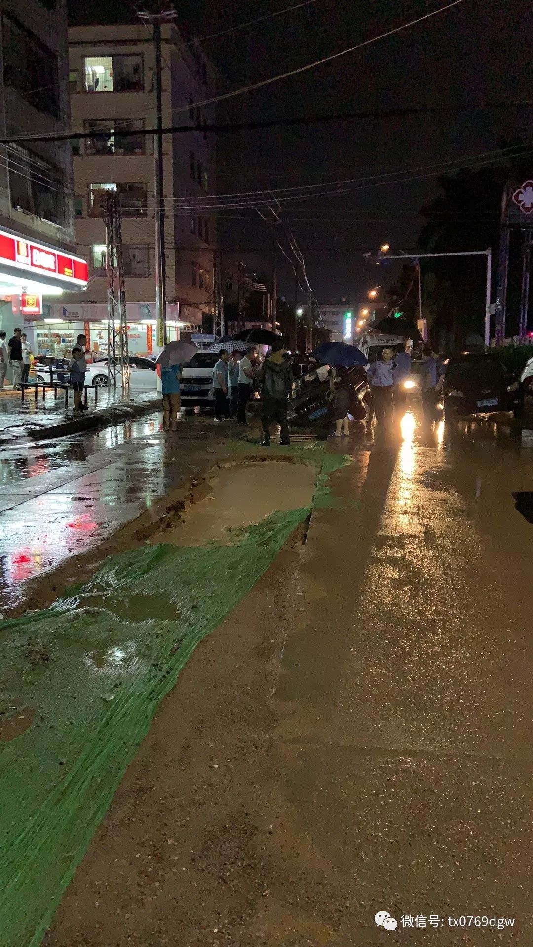 東莞多個鎮區水浸一晚上經歷了大暴雨冰雹水浸掉坑塞車