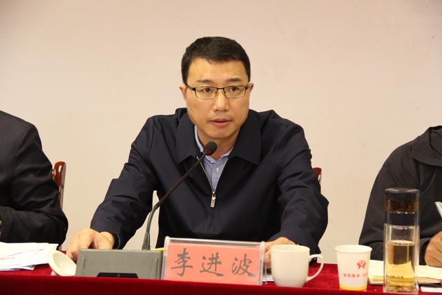 县委副书记,代理县长李进波主持会议,并就落实好此次会议精神,从尽快