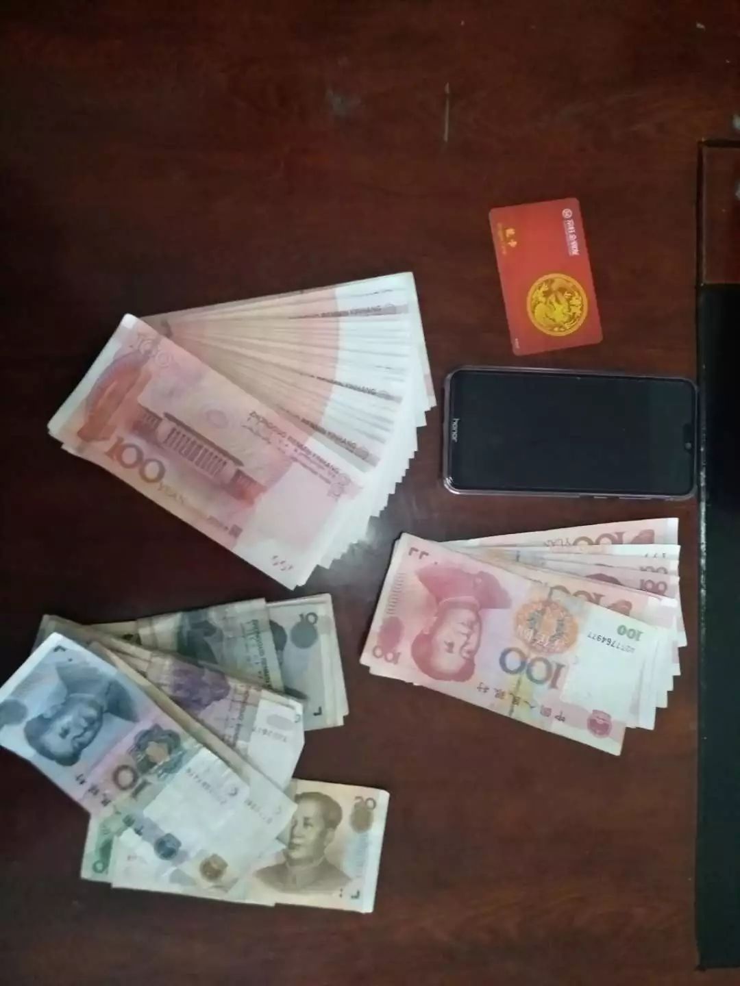 丹陽一司機撿到千元現金,數張銀行卡,他竟然這麼做.