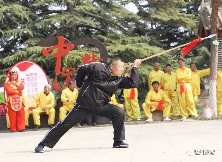 兩名少林武僧化緣至何莊村,把少林武功中的大洪拳,小洪拳傳授東西兩家