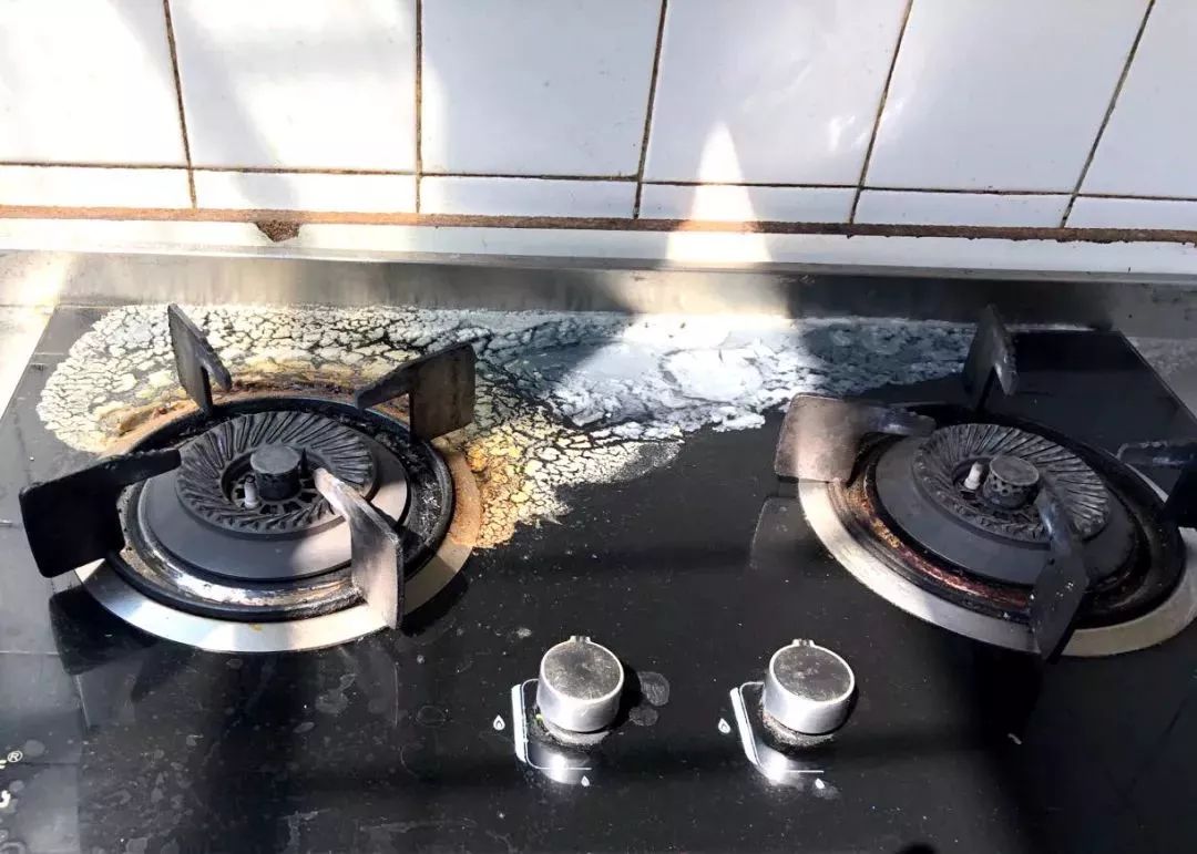 起火点是一个冒烟的蒸锅,锅里的食物已经烧焦,所幸除了厨房内灶具和锅