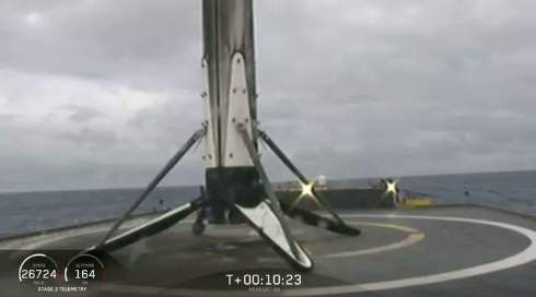 SpaceX首次成功回收“重型猎鹰”火箭所有三个助推器