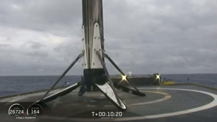 SpaceX首次成功回收“重型猎鹰”火箭所有三个助推器