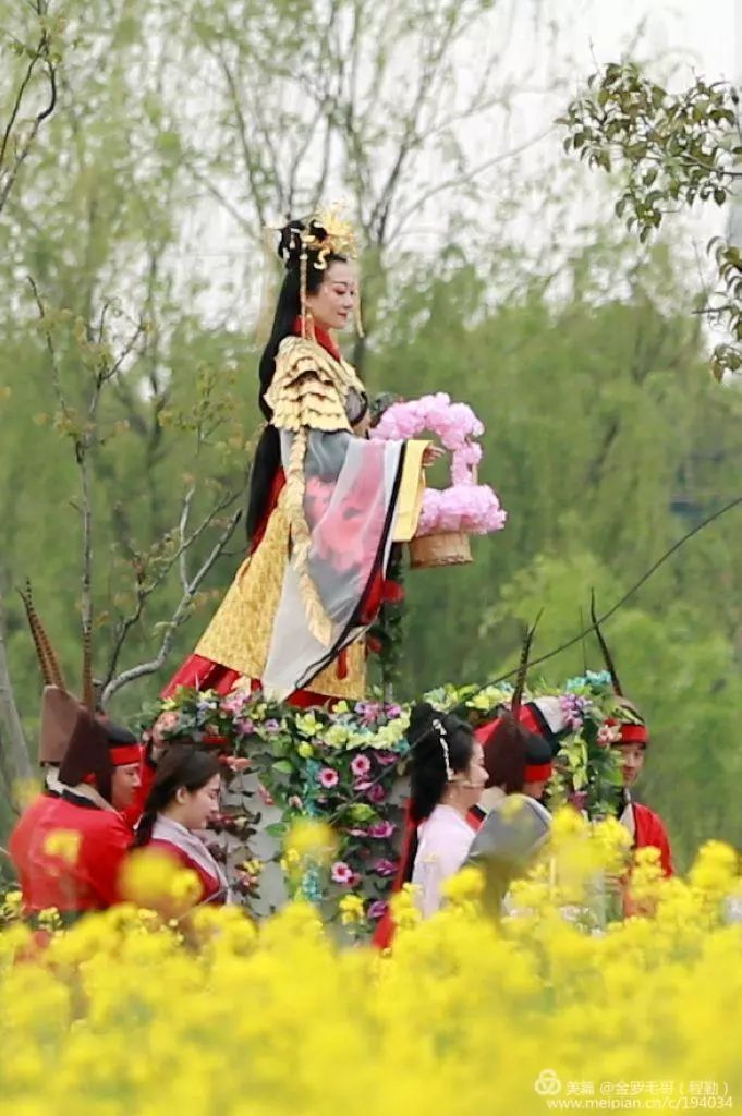 乖坐三条罗店龙船有12位"百花仙子"的簇拥下,身着绮丽华服的"花神娘娘