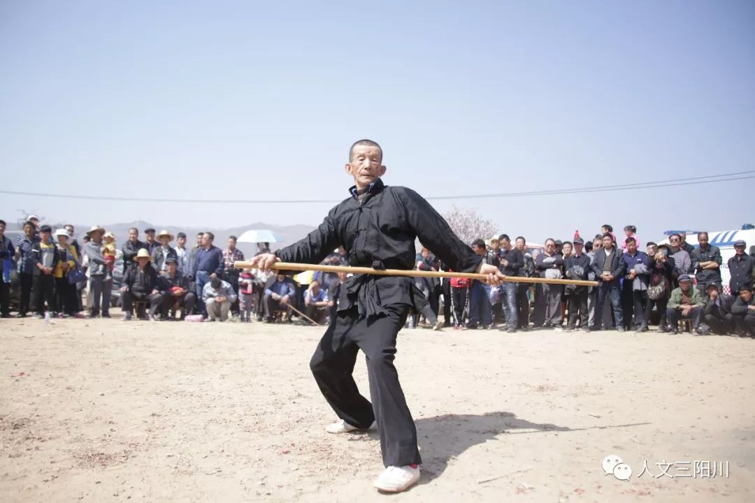 骚人墨客吟诗作画,各献墨宝,武术场地,刀枪剑戟,抡棍舞棒,争攀高峰