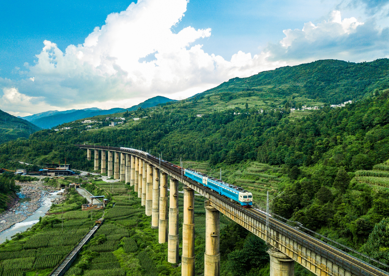 如今,成昆铁路已成为中国最美的铁路线路之一,也是通往大凉山的天路