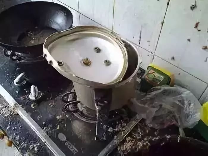 江西高压锅炖着汤突然炸了天花板撞出一个洞原因竟是