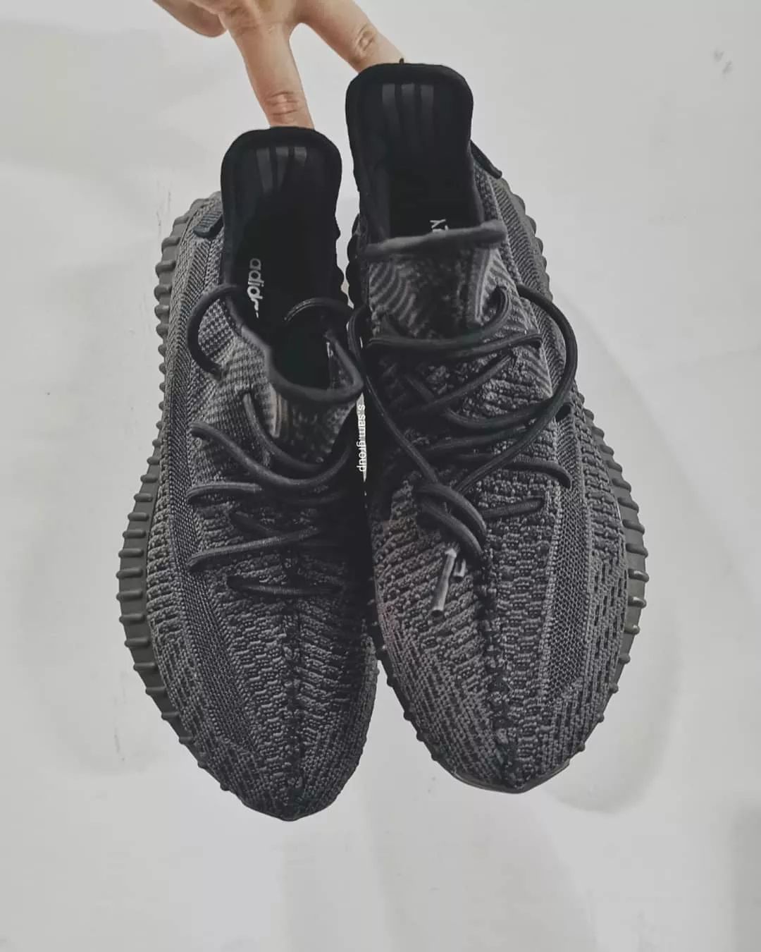 纯黑侧透 yeezy 350 v2 发售日期来了!