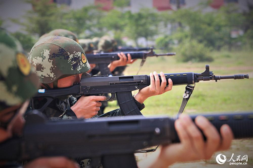 武警北海支队官兵在进行步枪精度射击考核.