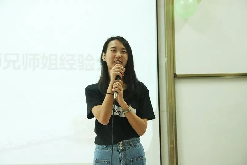 经济学系辅导员老师叶梓龙老师;校团委副部长兼校青协主席吕思琪师姐