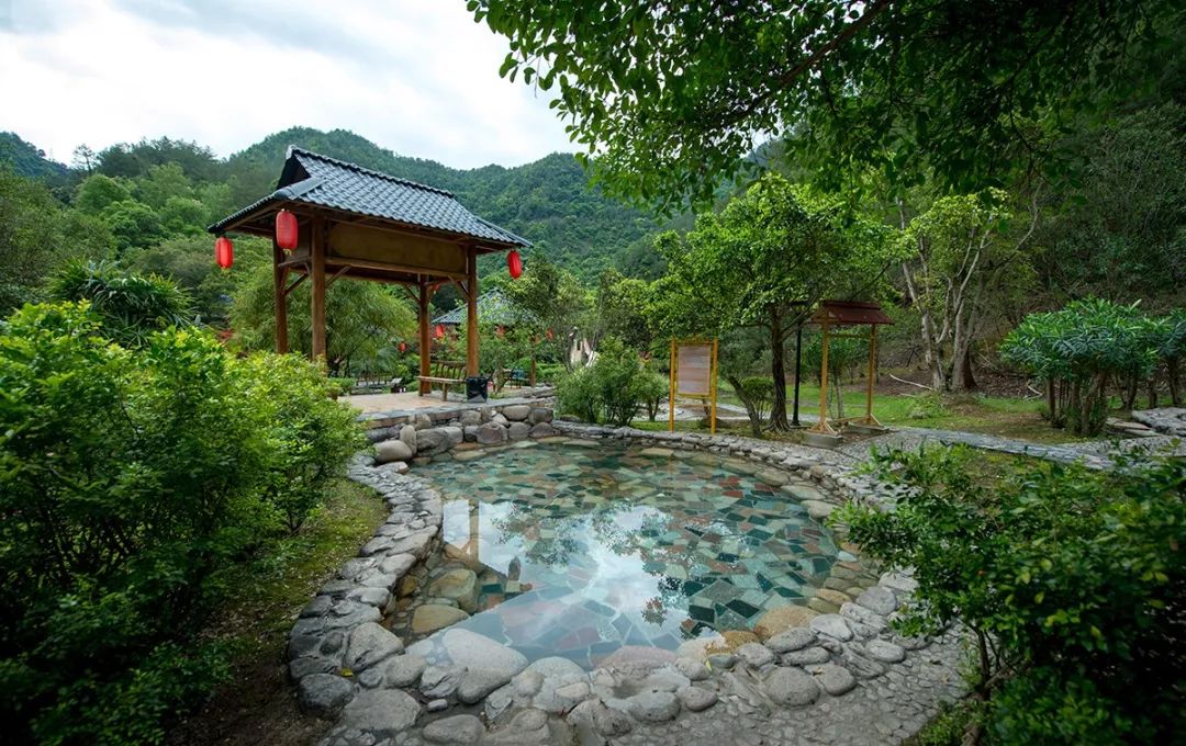 廣東第一峰溫泉天泉瀑布南嶺水鄉竹筏遊北山古寺韓愈紀念館篝火晚會