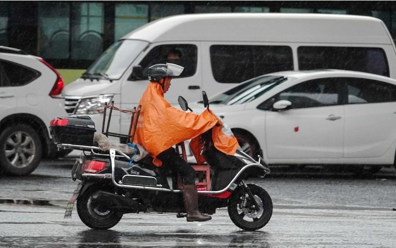 騎電動車上班途中,今天就和大家聊一聊,然而,雨天出行事故多發冷空氣