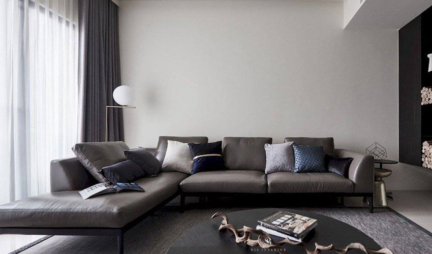 背景墙结合在一起,搭配灰色的皮质沙发以及黑色的圆形茶几使客厅显得
