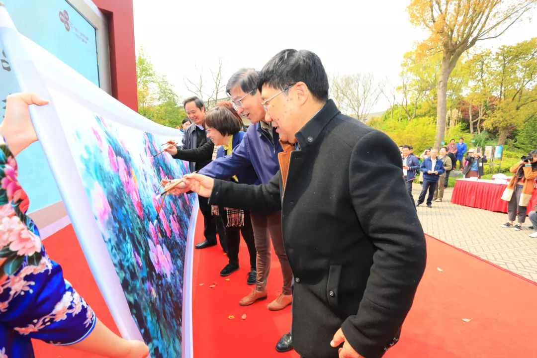 上海市文史館館員湯兆基的畫作《壯觀人間春世界》贈畫奉賢區文化和