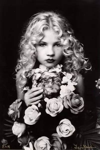 在上个世纪70年代的欧洲,有一位红极一时的童模,童星,伊娃·爱洛尼斯