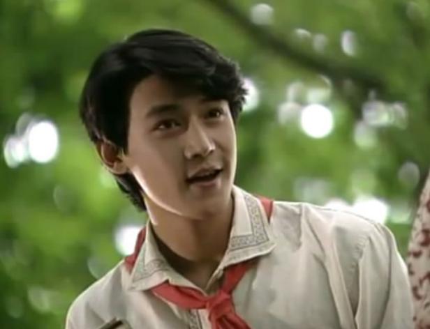 《泉水叮咚》中饰演一个跑龙套的角色,凭借该电影加入上海电视台小荧