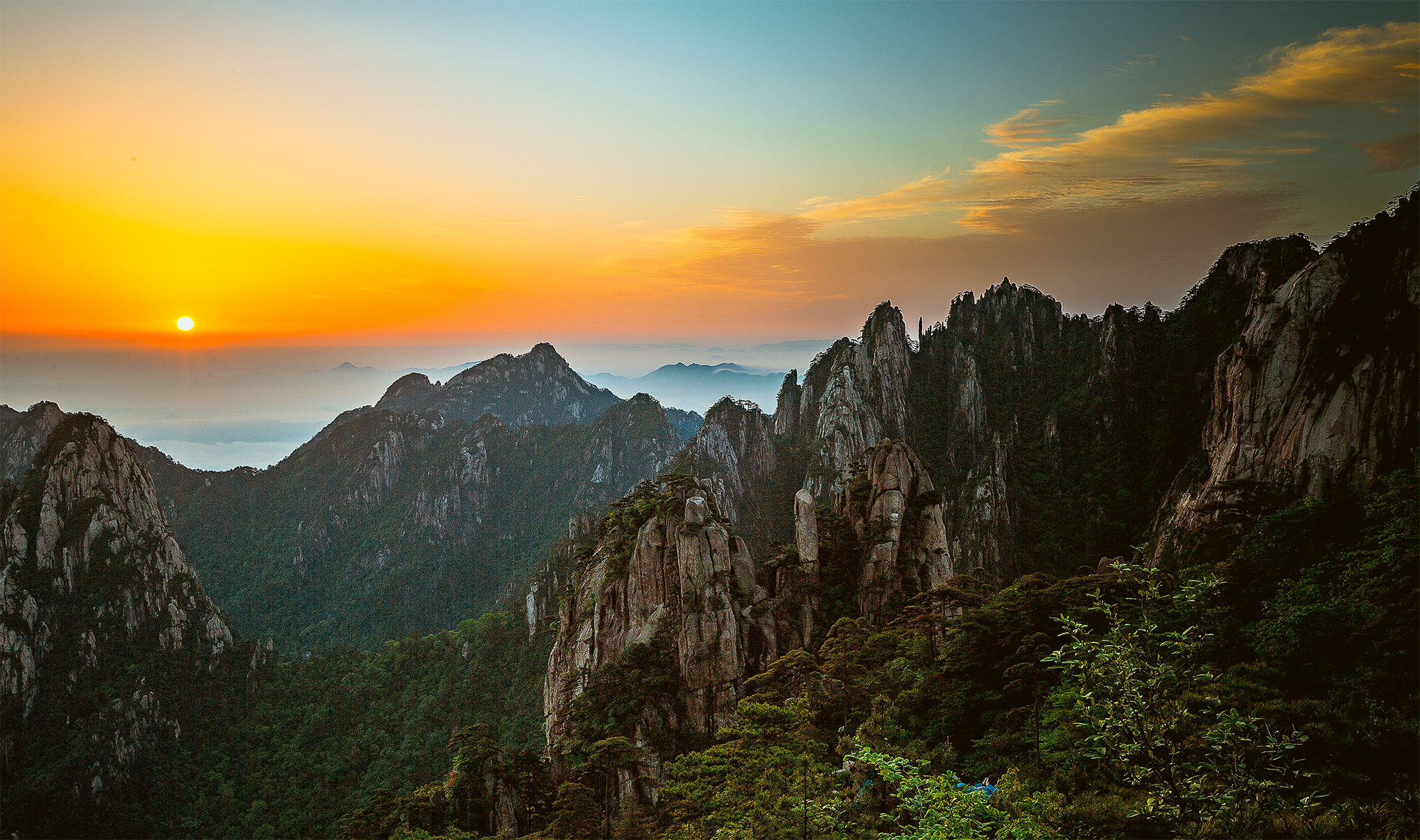 黄山迎客松日出美景图片