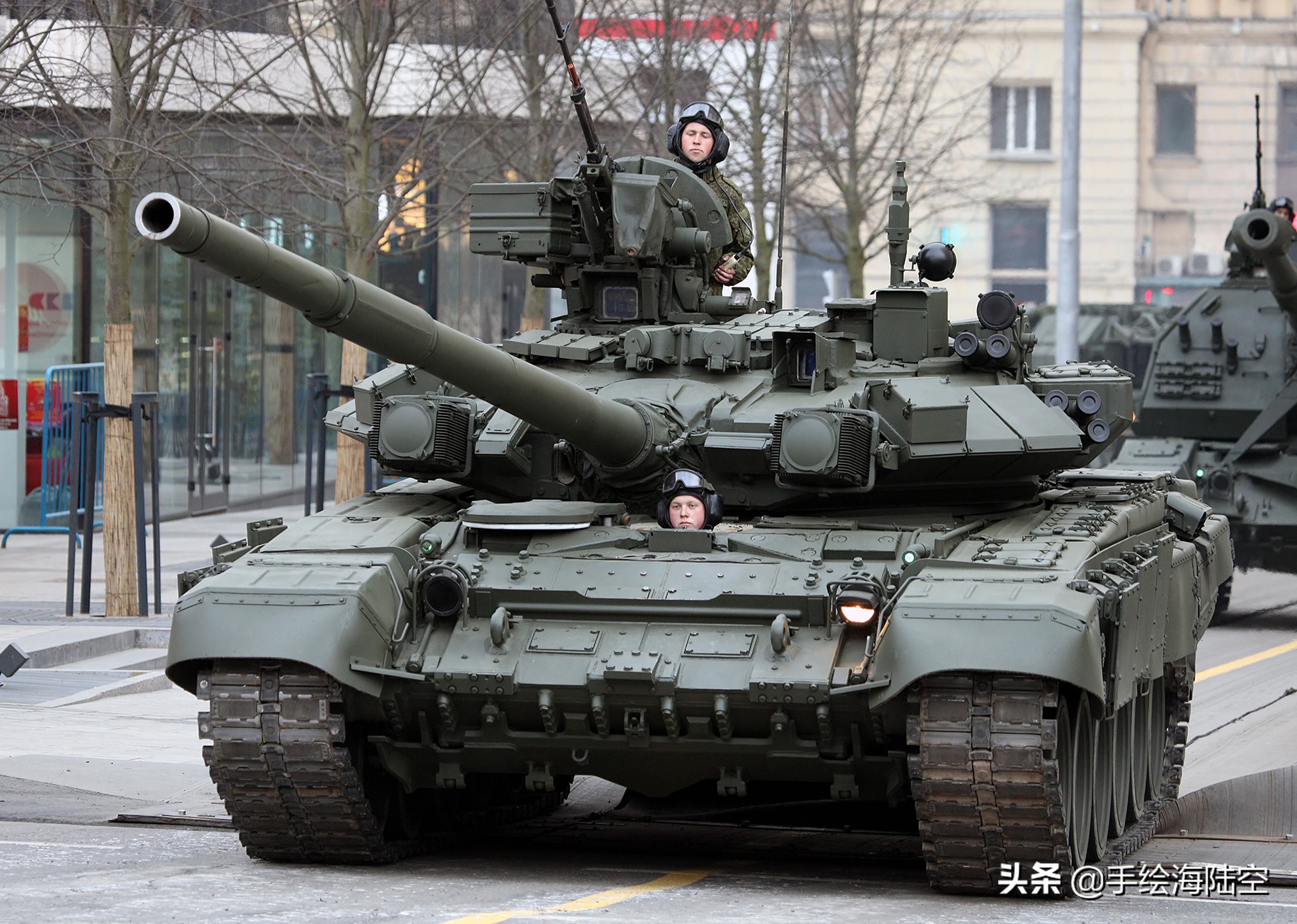 1 12 t-90坦克车体以t-72坦克为基础改进 t-90坦克装备一门125毫米