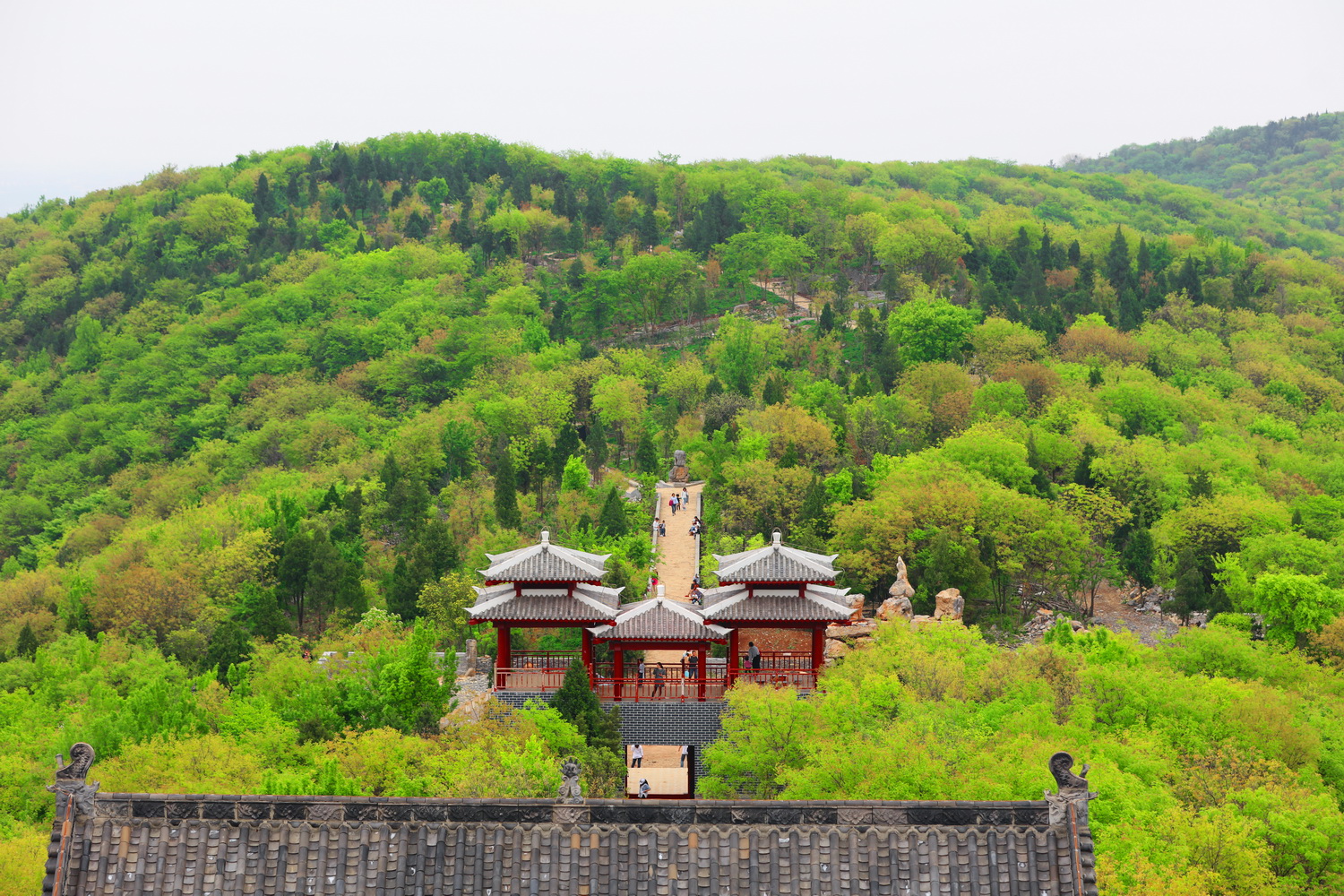 古寨處於京山湯堰溫泉的西南方向,當地人也稱青棚山為