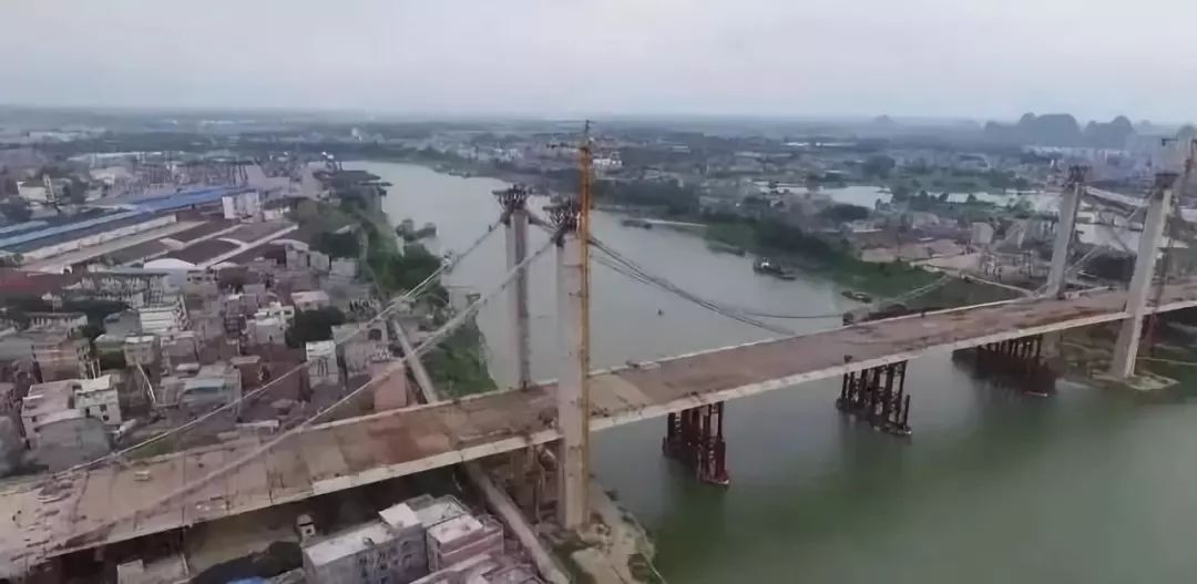 2013年青雲大橋,羅泊灣大橋相繼開工2014年貴港第一座高鐵站建成南廣