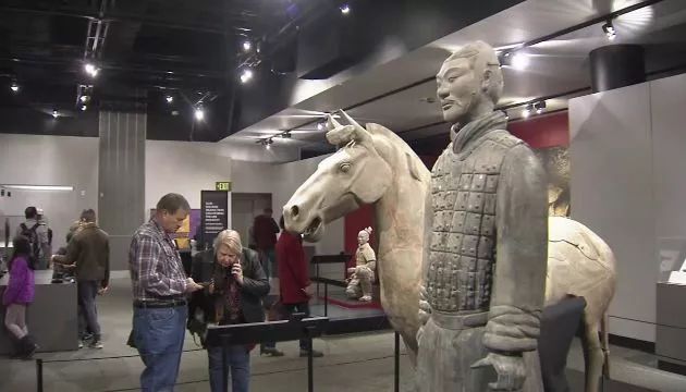 美國青年掰斷兵馬俑手指,居然被判無罪,網友氣到想掰下自由女神的頭!