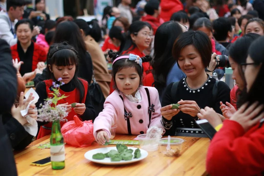 仁化县2019第四届客家艾糍传统文化节在丹霞山举行体验客家传统文化