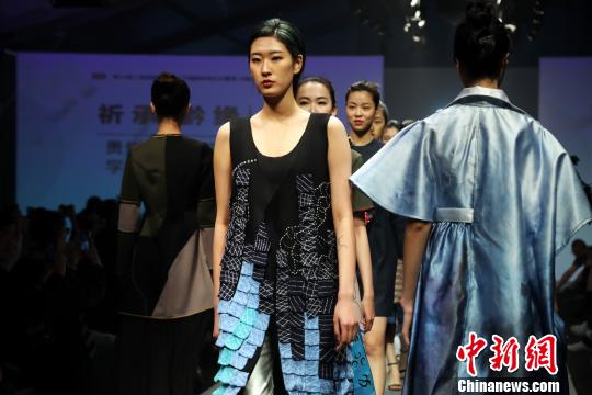 模特身穿少数民族服饰展示贵州独特人文风情