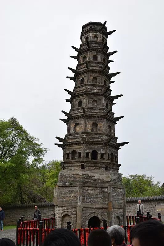 方山是一座历经沧桑历史悠久的名山.