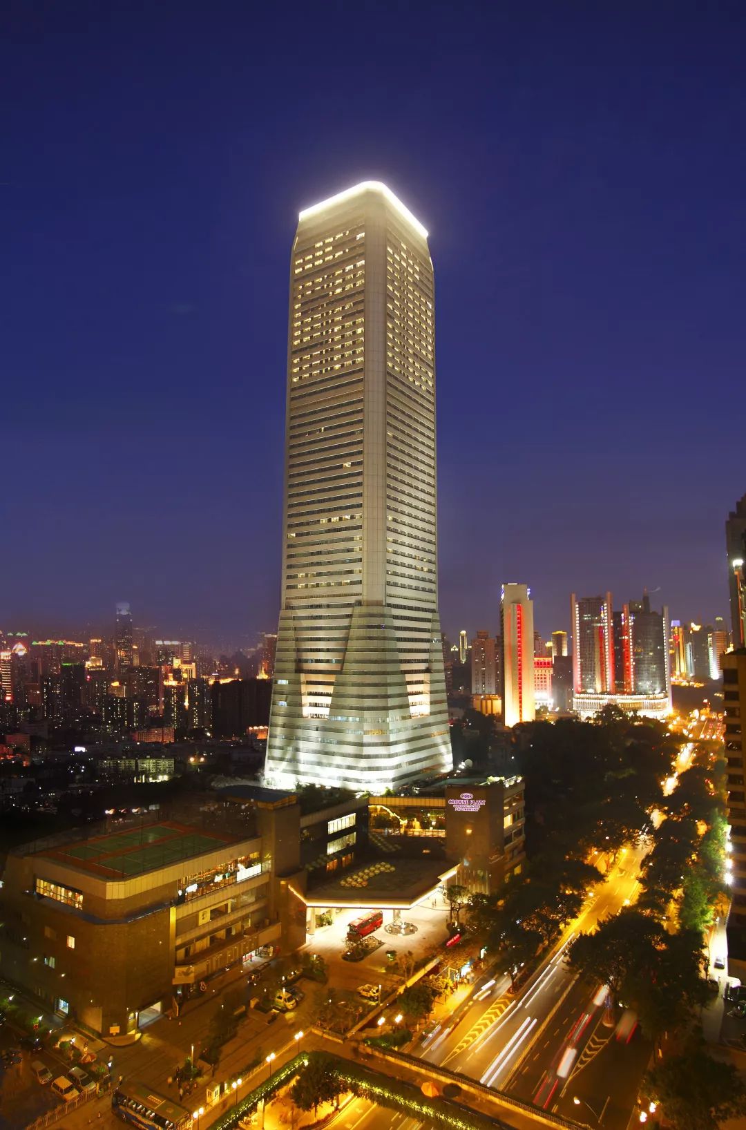 整整63层,开启国内楼高200 的新纪元,当年横空出世的广东国际大厦