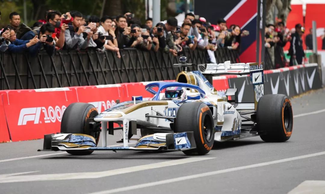 f1賽車開進上海新天地速度與激情還有美圖