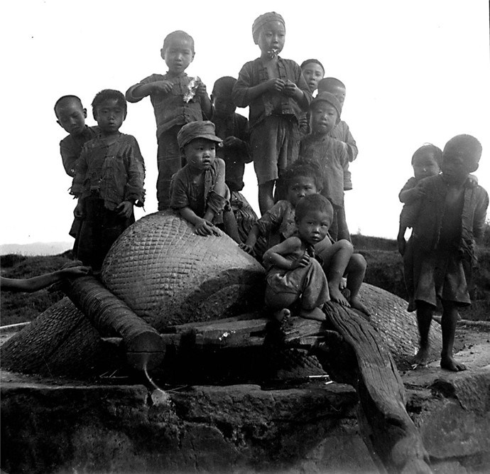 1940年代雲南的昆明和陸良馬幫行走在木橋上婦女出售自織的布匹