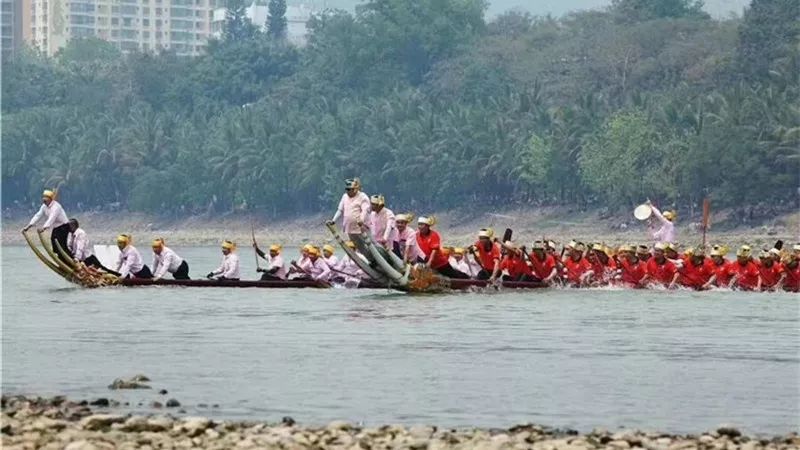 傳統龍舟表演賽在瀾滄江舉行傣歷1381年新年節4月13日精彩不容錯過