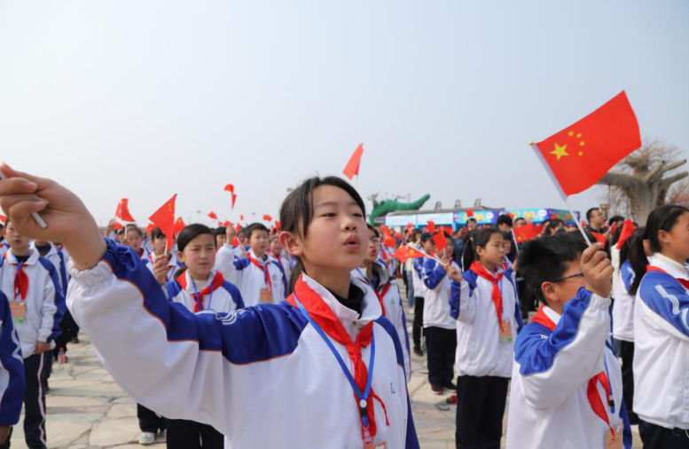 央视幸福账单特邀嘉宾乔迁,莱阳本地歌手董少琦亮相开幕式,为观众