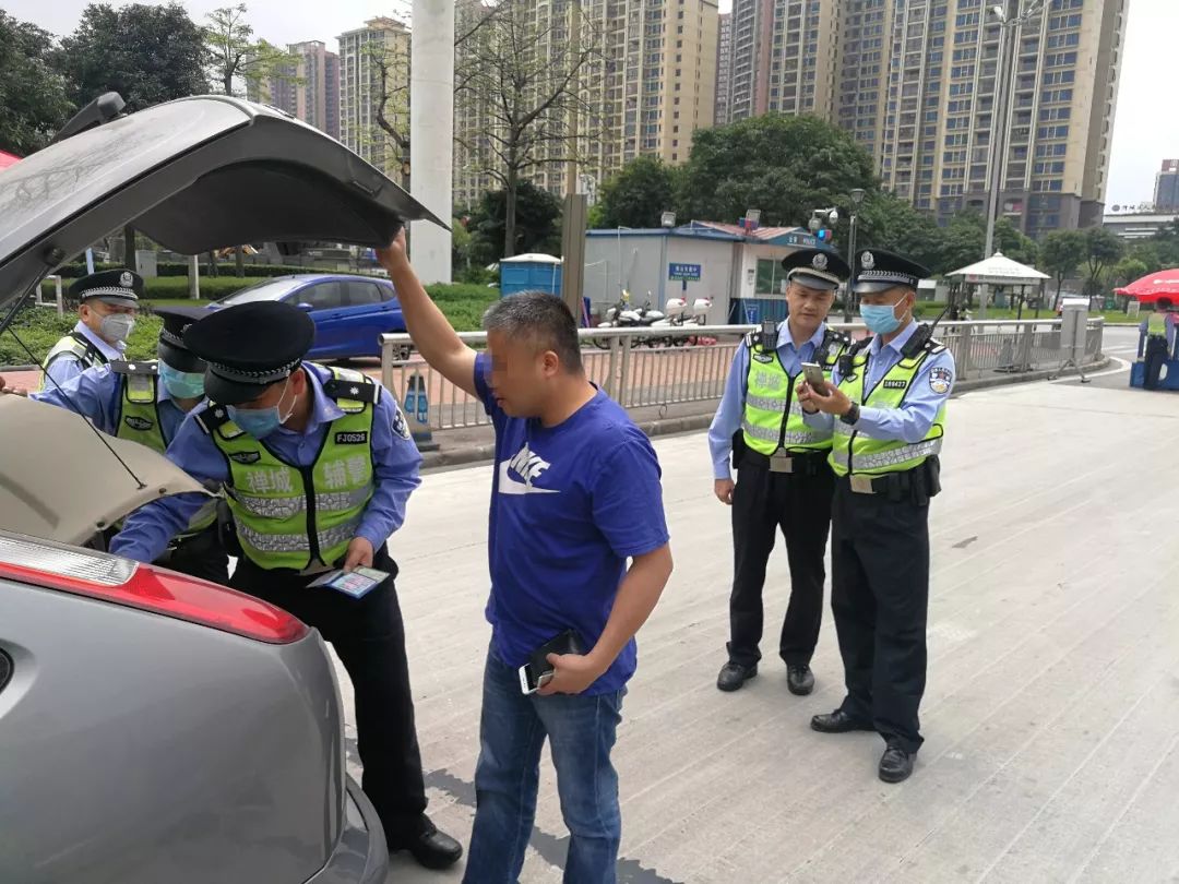 警察叔叔截获一辆车,里面装满了这东西!