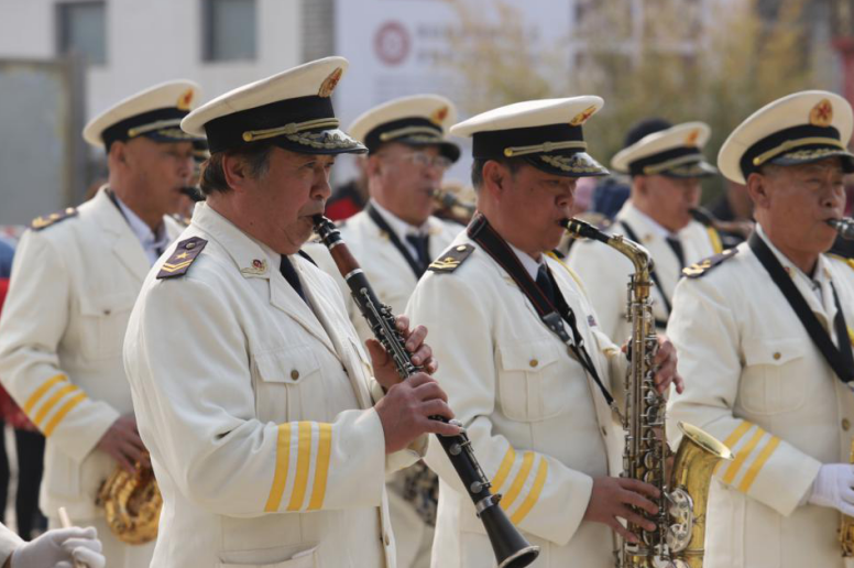 央视幸福账单特邀嘉宾乔迁,莱阳本地歌手董少琦亮相开幕式,为观众