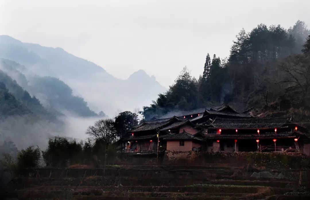 不绝的写意山水画"土墙青瓦蓝腰带"的畲族民居司前镇注重畲族传统习俗