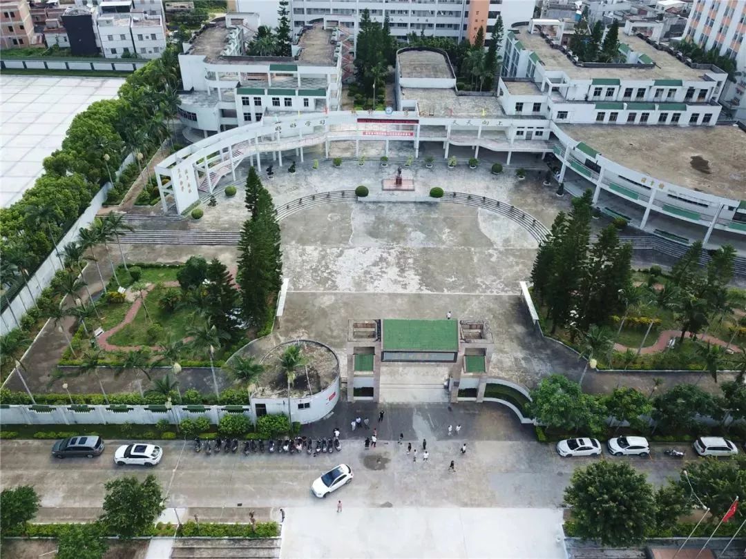 慈云世铿学校于1996年11月21日建立,位于广东省揭阳市惠来县葵潭镇