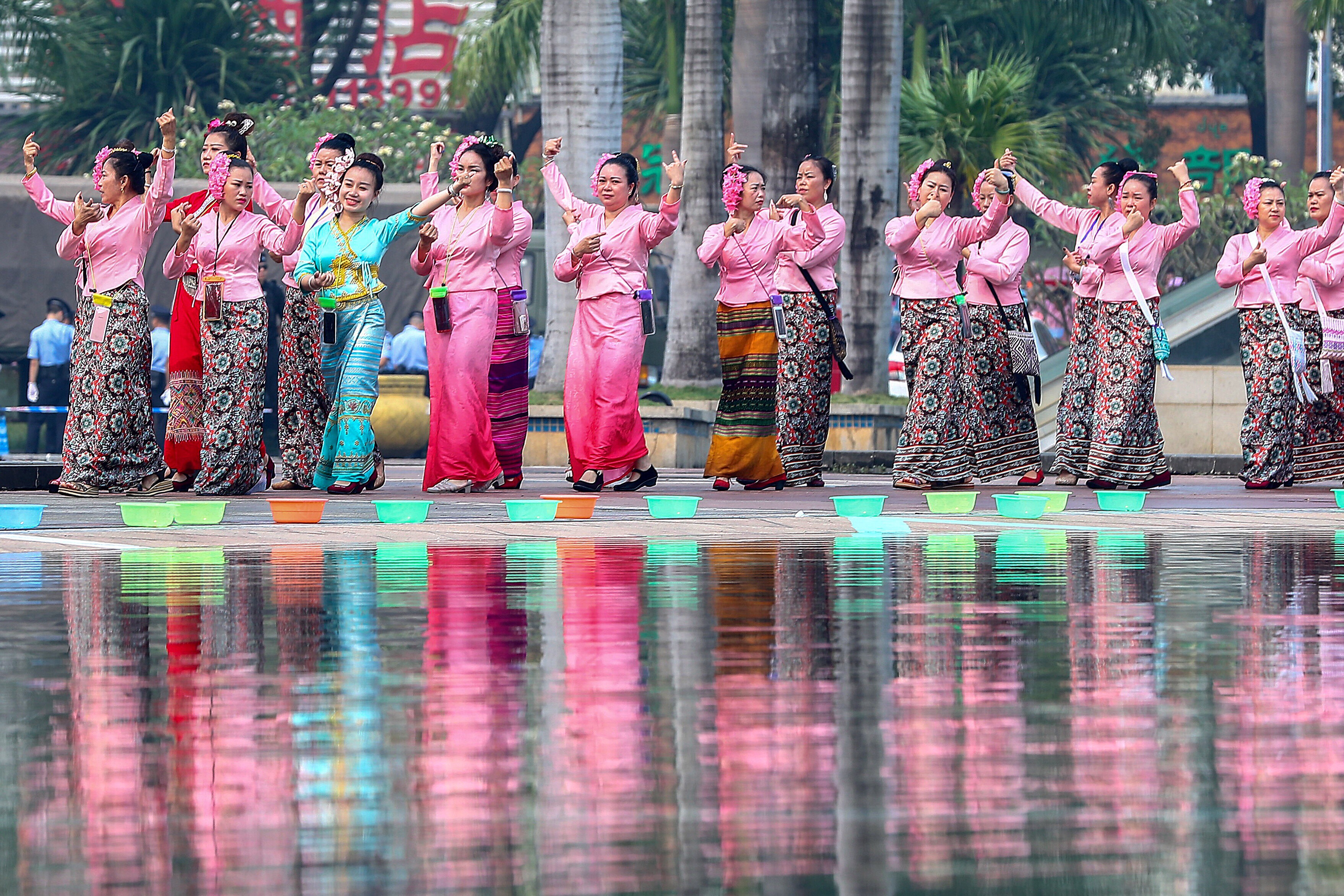新华社记者 张玉薇摄4月15日,傣族少女在澜沧江畔举行的泼水节取水
