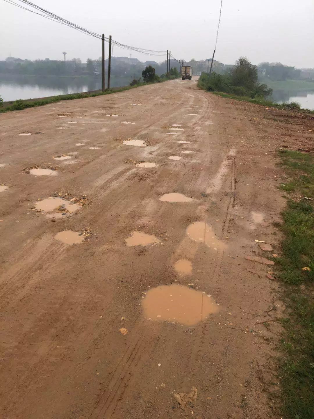 网友爆料都昌这条路坑坑洼洼,开车经过的人一定要谨慎驾驶